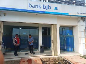 Melalui kegiatan Patroli Prekat, Anggota Polsek Batujaya Ciptakan Keamanan di Bank BJB Unit Batujaya dan mengantisipasi terjadinya Pencurian/Pembobolan ATM