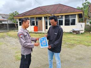 Anggota Polsek Batujaya mensosialisasikan QR Code Div Propam Polri
