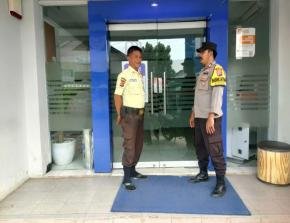 Pastikan Siang Aman, Personil Polsek Tegalwaru Patroli Sambang Bank BRI Cabang Loji