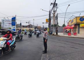 Unit Lantas Polsek Telukjambe Gelar Gatur Pagi Guna Cegah Kemacetan di Lampu Merah Bintang Alam