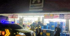 Polisi di Telukjambe Timur Laksanakan Patroli Prekat, Sasar Jukir di Minimarket Area Ruko Court Yard