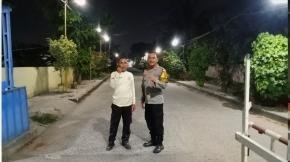 Polisi Laksanakan Patroli Prekat, Beri Pesan Kamtibmas Kepada Security Komplek Perum Puri Telukjambe