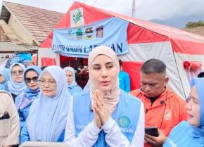 Syahnaz Sadiqah Tinjau Korban Longsor di Bandung Barat, Fokus Trauma Healing Anak dan Kelompok Rentan