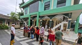 Jelang Ramadan, Warga Nagri Tengah Purwakarta Gotong Royong Bersihkan Masjid