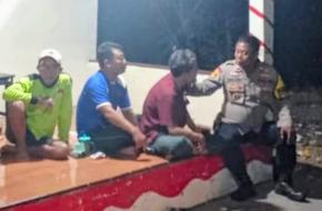 Ciptakan Situasi Kondusif, Bhabinkamtibmas Polsek Klari Bersama Warga Gelar Ronda Malam