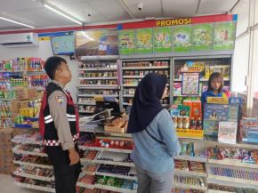 Guna Antisifasi Gukamtibmas di Wilayah Hukumnya, Personil Polsek Tempuran, Rutin Cek CCTV Minimarket