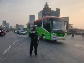 Satlantas Polres Karawang Gelar Gatur Lalin, Urai Kemacetan Kendaraan di Jalan Raya