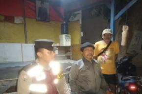 Anggota Polsek Banyusari Melaksanakan Sosialisasikan Bahaya Judi Online Kepada Masyarakat