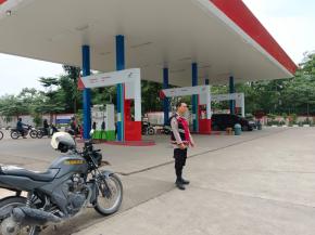 Cegah Kejahatan, Sigap Dua Personil Polsek Tegalwaru Patroli Siang Monitor SPBU Loji