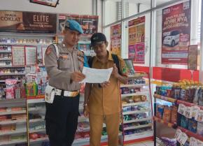 Personil Polsek Tempuran Melaksanakan Sosialisasi QR Barcode Yanduan Divpropam Polri kepada Masyarakat.