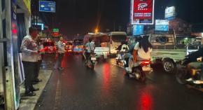 Personel Pospam Kosambi Polsek Klari Lakukan Pengaturan Arus Lalu Lintas di Depan Pospam