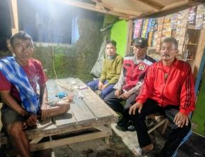 Jalin Kedekatan, Polisi di Pangkalan Laksanakan Giat Ngawangkong Bareng Warga Desa Tamanmekar