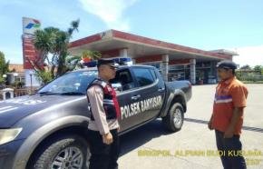 Kunjungi SPBU, Prekat Polsek Banyusari Berikan Rasa Aman di Wilkum