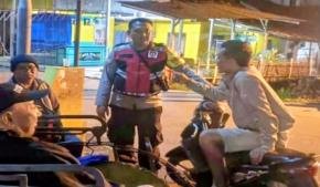 Tidak Bosan, Bhabinkamtibmas Ikut Serta Dalam Giat Ronda Bersama Warga di Wilayah