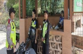 Personil Polsek Tegalwaru Giat Patroli Siang Sambang Kampung Turis Loji Pastikan Wisatawan Aman