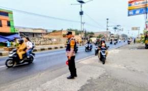 Personil Polsek Klari Bersama Dishub Kolaborasi Sapa Pagi Atur Arus Lalu Lintas di Jalan Raya Klari-Kosambi