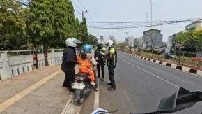Satlantas Polresta Karawang Rutin Laksanakan Patroli Simpatik, Ajak Pengendara Motor Patuhi Aturan Berlalu Lintas