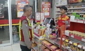 Cegah Aksi Pencurian di Minimarket Loji Jadi Atensi Giat Patroli Malam Personil Polsek Tegalwaru