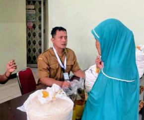 Pemdes Cikampek Barat Kembali Salurkan Beras Bulog & Minyak Goreng Kepada 581 KPM