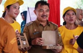 Wawali Bekasi Borong Takjil UMKM, Suntik Semangat Ekonomi Rakyat di Mustika Jaya