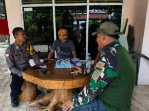 Bhabinkamtibmas Desa Baturaden Ajak Masyarakat untuk Menjaga Kamtibmas Melalui Kegiatan Sambangnya