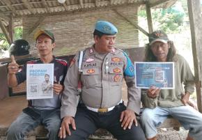 Upaya Bripka Faridil Atlas Propam Polsek Banyusari Melaksanakan Giat Sosialisasi QR Barcode ke Masyarakat