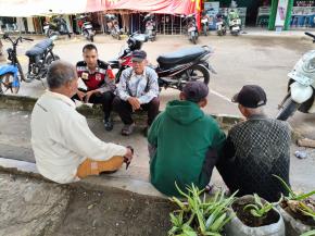 Anggota Polsek Batujaya menyampaikan himbauan Kamtibmas dan Stop Judi Online kepada Masyarakat