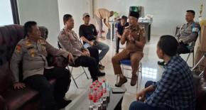 Kapolsek Klari Sambangi Kantor Desa Jaga Silaturahmi Dengan Kepala Desa dan Perangkat Desa Pancawati