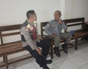 Ngobras Kamtibmas Jadi Pesan Bhabinkamtibmas Polsek Tegalwaru Sambang Warga di Posronda Sangkuriang
