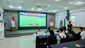 Kapolres Karawang Nobar Piala Dunia 2026 Bersama Ratusan Warga, Pererat Kedekatan Polri dengan Masyarakat