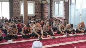 Polresta Karawang Gelar Binrohtal Rutin, Perkuat Mental Spiritual Personel demi Pelayanan Maksimal