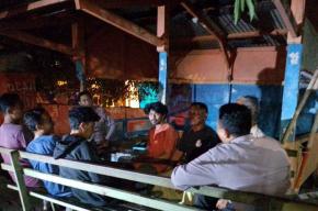 Kanit Sabhara Polsek Tirtajaya dan Anggota ajak Ngawangkong Masyarakat Desa Tambaksumur yang sedang melaksanakan Ronda Malam