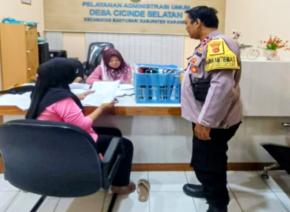 Anggota Polsek Banyusari Kunjungi Kantor Desa Cicinde Selatan Patroli Prekat di Siang Hari