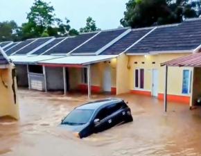 Perumahan Grand Texpia Desa Ciasem Tengah Subang Diterjang Banjir, Warga Panik Selamatkan Diri 