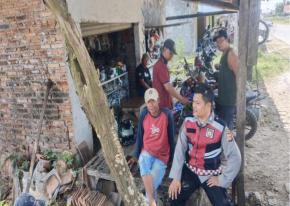 Upaya Anggota Polsek Banyusari Melaksanakan Sosialisasikan Bahaya Judi Online Kepada Masyarakat