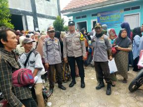 Pendistribusian Kartu PKH Dan BPNT Desa Kemiri, Mendapat Pengamanan Anggota Bhabinkamtibmas