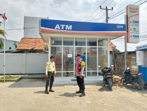 Anggota Polsek Batujaya Sambangi Scurity Bank BRI Unit Batujaya pada siang hari