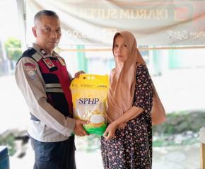 Penjualan Beras Pangan Murah Langsung ke Masyarakat Oleh Personil Polsek Tegalwaru Disambut Antusias