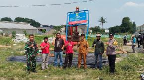 Sinergi Tiga Pilar: Bhabinkamtibmas dan Babinsa Karawang Kawal Ketat Pembangunan Gerai KDMP