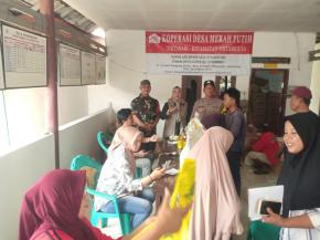 Bhabinkantibmas dan Babinsa Beri Rasa Nyaman Pembagian Bantuan Pangan di Desa Tirtasari Wilkum Polsek Cikampek