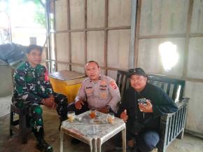 Sinergitas TNI-Polri, Bhabinkamtibmas Polri bersama Babinsa Sambang Perangkat Desa Kutagandok