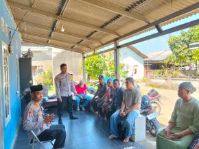 Kapolsek Batujaya melaksanakan Kegiatan Jumat Curhat bersama Bhabinkamtibmas Polsek Batujaya dan Tokoh Masyarakat serta Masyarakat Desa Segaran