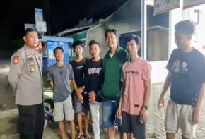 Anggota Polsek Pedes Patroli Dan Himbauan Masyarakat di Pos Ronda Malam Hari