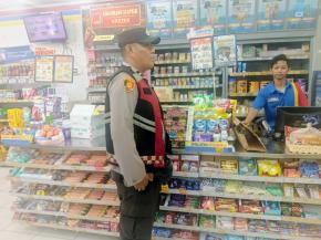 Anggota Polsek Batujaya melaksanakan Patroli Prekat serta Cegah Pencurian dan Pembobolan di Minimarket