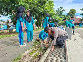 Personel Polres Subang dan Polsek Jajaran Laksanakan Peningkatan Tata Kelola dan Kebersihan Lingkungan di Wilayah Hukum Polres Subang