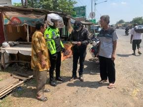 Polantas Menyapa Rider Ojol di Karawang, Serukan Disiplin Berlalu Lintas dan Kamseltibcarlantas
