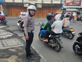 Disiplin Berkendara! Satlantas Polres Karawang Jaga Kamseltibcarlantas di Jalan Raya melalui Gatur Lalin