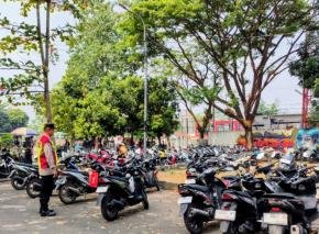 Personil Polsek Tegalwaru Gelar Patroli Siang Monitoring Parkir Motor di Halaman Kantor Kecamatan Cegah C3