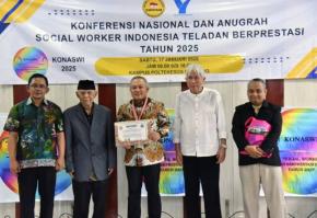 Merawat Martabat Manusia, Bupati Kuningan Dian Rachmat Yanuar Dinobatkan sebagai Social Worker Teladan