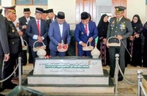 Dzikir dan Tabur Bunga di Makam KH. Noer Ali, Bekasi Meneguhkan Semangat Juang untuk Membangun Daerah